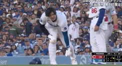 球場騒然！大谷翔平に一体、何が起こったのか…！？ 予想外のアクシデント発生→ヤバすぎる神対応が話題に　ファン騒然「さすが人格者」「聖人すぎるな」