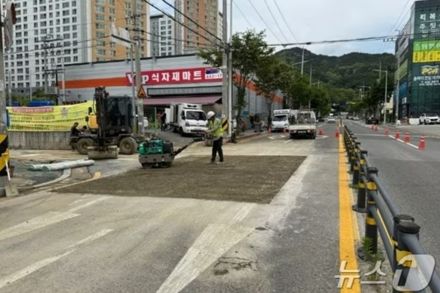 韓国・都心で幅4mの道路陥没…排水管漏水による地盤沈下か