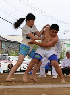 わんぱく相撲「御嶽海場所」、土俵際の粘りに観衆が沸く　ぶつかり合うのは元大関が育った地域の子どもたち