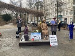 日本外相に会ったベルリン市長、「平和の少女像」の撤去を示唆
