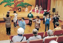 招待被災者も歌い踊る　山中座・山中節四季の舞で特別公演