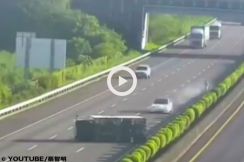 【オーマイガー！！！】高速道路上でクラッシュ　テスラ モデル3＠台湾