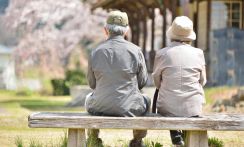 「家を借りられない」「老人ホームにも入れない」身寄りのない“孤独な高齢者”が増加する日本を待ち受ける残酷な未来とは