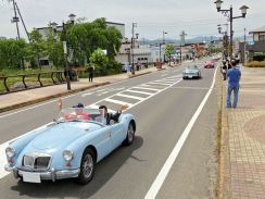 往年の名車が集結　福島県伊達市梁川町　クラシックカーフェスで交通安全パレード