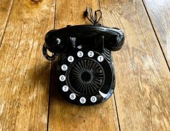 ダイソーの“黒電話みたいな扇風機”がレトロかわいい　意外と風が強い、仕事中の癒やしアイテム