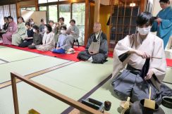 初夏の季節を感じながら一服　「新緑茶会」　着物姿の会員など約80人／岡山・津山市