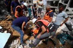 イスラエル軍が難民キャンプに空爆、３５人死亡　ガザ中部