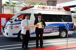 ジャパネット創業者の髙田明さん夫妻　高規格救急車を寄贈　佐世保市総合医療センターへ　