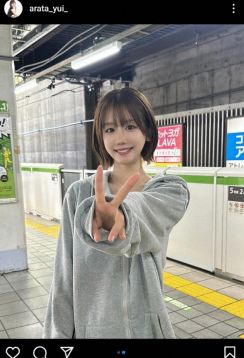 “美しすぎるラウンドガール”新唯　駅のホームでのスマイル・ショット公開に「見惚れちゃう」「素敵」