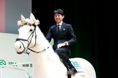 武豊「ソダシに乗ってみたかった」　騎乗実演で“白馬”に跨りぽつり…競馬ファン歓喜