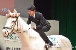 武豊、白馬のロボットに騎乗　「ソダシに乗ってみたかった」夢が実現し笑顔