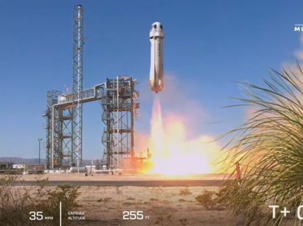 米ブルーオリジン、1年9カ月ぶりの有人飛行に成功–ロケットも帰還