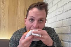 「本当においしい」　スイス人パパが日本のハンバーガーに衝撃　言葉を失う姿に「最高のリアクション」の声