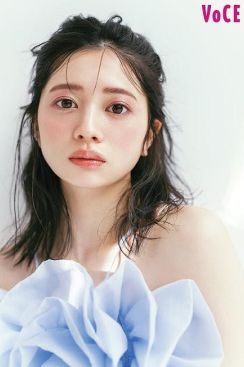 ＜桜田ひより＞大きなバラに負けない可愛すぎるお顔！　フルーツカラー使った最旬くすみメークに挑戦