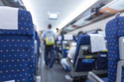 新幹線の並び席で荷物を隣の席に置く乗客…「一人」で「2席」使うのはアリ？