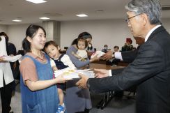 思いの重さ受け止めて　給食費無償化求め署名提出、和歌山県田辺市の市民団体