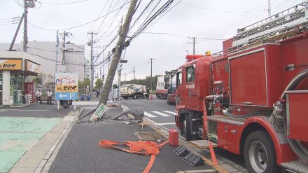 ゴミ収集車が単独事故　電柱にぶつかり1本折れる　男性2人けが　千葉市