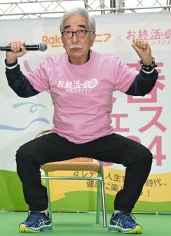 92歳・大村崑、笑顔で「元気ハツラツ、大村崑！」　出演映画のトークイベントでスクワット＆ダンス披露