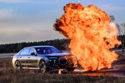 模擬銃撃戦までやるってミッションインポッシブルかよ!?　BMWの要人警護ドライビングレッスンが想像の斜め上すぎる！