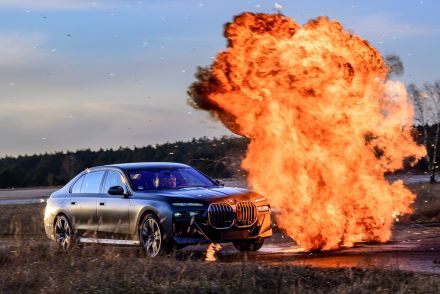 模擬銃撃戦までやるってミッションインポッシブルかよ!?　BMWの要人警護ドライビングレッスンが想像の斜め上すぎる！