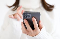 【70代に聞いた】信頼している「スマートフォンのメーカー」ランキング！　同率1位は「シャープ」ともうひとつは？