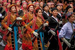 ベトナム「植民地解放」70年を鮮やかな民族衣装で祝う...フランス高官が祝賀式典に初参列