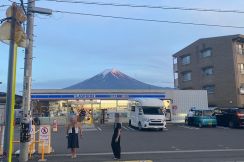 物議の「富士山ローソン」　黒い幕設置にも賛否両論　車道上で撮影にクラクション…外国人観光客も「危険」な現場