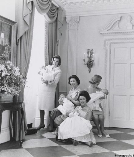 ロイヤルファミリーの写真展がスタート　赤ちゃんを抱くエリザベス女王姉妹の未公開ショットもお披露目
