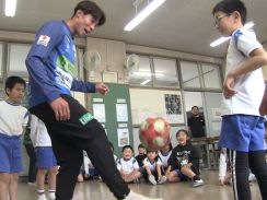 FC岐阜の若手選手が子どもたちと交流　岐阜市内の小学校を訪問
