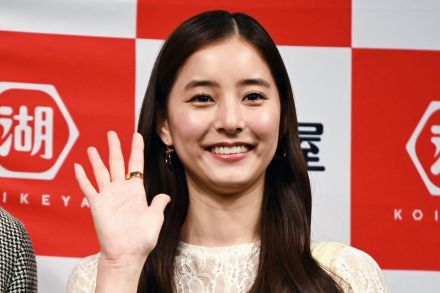 ＜新木優子＞ワンピ×ワンピのレイヤードコーデ　ウエストシェイプ、アクセで上品に