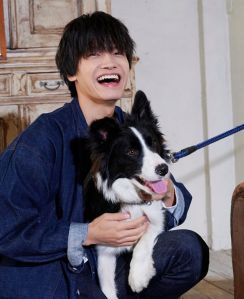 Aぇ! group 佐野晶哉　犬の“吾郎さん”とのふれあいに笑顔　映画のメイキング写真などが公開