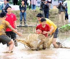 泥と笑顔、水田に弾ける－たんぼラグビーが10回記念大会　福知山で230人が交流