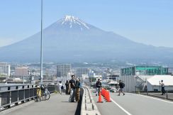 車道でポーズ、中央分離帯で撮影…　富士・富士山夢の大橋　突然の観光地化　マナー違反苦慮