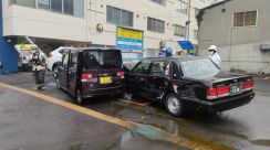 速報 「車２台と歩行者の事故」の通報、札幌市の中心部で救急搬送…片側４車線の一方通行で軽乗用車が進路変更、衝突したタクシーと駐車場に突っ込む