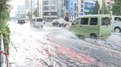 東京メトロ末広町駅付近の交差点が一時冠水　水道管の水が大量に溢れ出る　当時末広町駅でトイレの新設工事も原因は不明