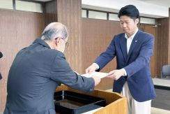 奈良県香芝市長選、三橋和史氏に当選証書付与