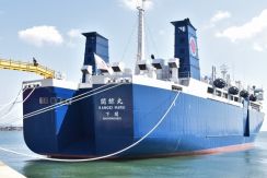 73年ぶり建造　国産捕鯨母船「関鯨丸」が初出漁　下関港で式典