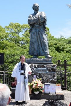 龍馬像前にファン１００人　長崎・風頭公園　建立３５周年で式典