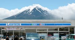 訪日客集まる「富士山ローソン」前に撮影防ぐ黒幕　住民の苦情で対策