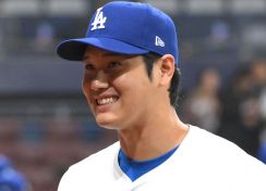 大谷翔平が第１打席でびっくりセーフティーバント　内野安打で出塁　一塁塁上でしてやったりの笑み
