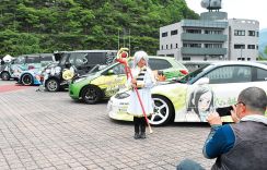 関東一円から大集結！　コロナ禍で中断のイベント…復活望む声で再開　鮮やかな色の湖上にそびえるダムに“痛い”車60台