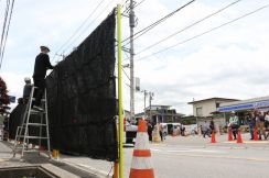 富士山撮影スポットに黒い幕設置　外国人観光客対策で異例措置