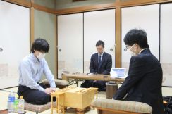 将棋の15歳山下数毅三段　異例のプロ棋士資格獲得なるか　最年少棋士藤本五段と対局始まる