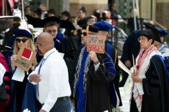 米エール大卒業式で学生が退場、ガザ戦闘に抗議