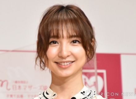 篠田麻里子、美ボディあらわな“穴開き水着”姿　プールを満喫「反則的に美しい」「スタイル抜群ですね」