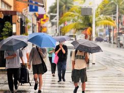 「観光で来たのにちょっと残念」　全国初の梅雨入りに沖縄の観光客