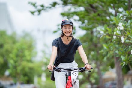 会社で「自転車通勤時は必ずヘルメット着用」と指示が出ました。ただ格好悪いし、法律では「努力義務」ですよね？ 危険運転もしてないのに、会社に“強制”できるのでしょうか？
