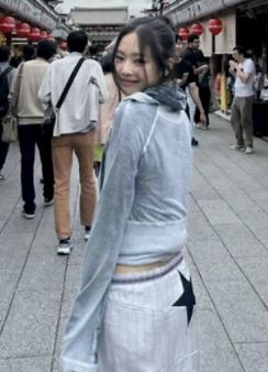 ＢＬＡＣＫＰＩＮＫジェニー、日本旅行ファッションを公開…ヒップなクロップトップ＆ルングスカートルック