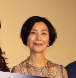 62歳手塚理美、トレードマークの黒髪からグレーヘアにイメージチェンジ「遊んでみようかな」