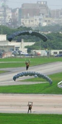 米軍、23日にパラシュート降下訓練を計画　嘉手納基地で6カ月連続